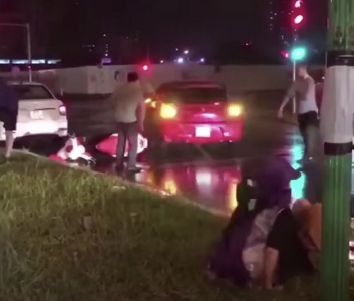 Hà Nội: Triệu tập lái xe ô tô lùi gây tai nạn trên đường Nguyễn Văn Lộc - Ảnh 1