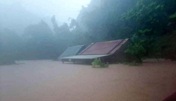 Lũ lụt miền Trung: Lũ vượt mốc lịch sử, 8 người thiệt mạng - Ảnh 8
