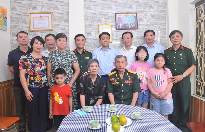 Chủ tịch UBND TP Hà Nội Nguyễn Đức Chung thăm, tặng quà gia đình chính sách - Ảnh 3