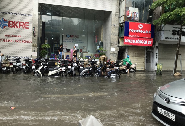 Sau trận mưa lớn, Hà Nội ngập sâu tại một số khu vực nội thành - Ảnh 19