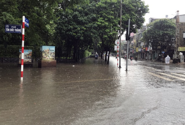 Sau trận mưa lớn, Hà Nội ngập sâu tại một số khu vực nội thành - Ảnh 20