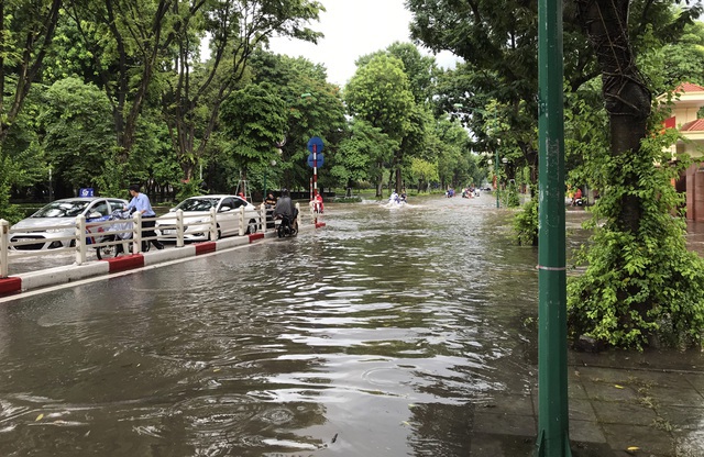 Sau trận mưa lớn, Hà Nội ngập sâu tại một số khu vực nội thành - Ảnh 21