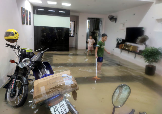 TP Thái Nguyên: Mưa lớn kéo dài khiến nhiều tuyến phố ngập trong biển nước - Ảnh 4