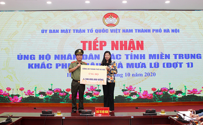 Mặt trận Tổ quốc TP Hà Nội tiếp nhận hơn 22 tỷ đồng ủng hộ người dân các tỉnh miền Trung - Ảnh 1