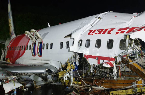 Máy bay Ấn Độ gãy đôi khi hạ cánh: 17 người thiệt mạng, hơn 100 người bị thương - Ảnh 1