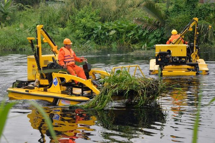 TP Hồ Chí Minh: Thí điểm máy vớt rác 20 tỷ đồng trên sông - Ảnh 1