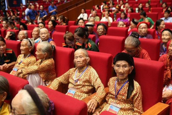 Tri ân 300 Mẹ Việt Nam Anh hùng toàn quốc năm 2020 - Ảnh 2