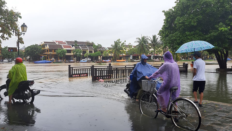 Ảnh: Nhiều nơi ở Đà Nẵng, Quảng Nam ngập sâu trong nước - Ảnh 12