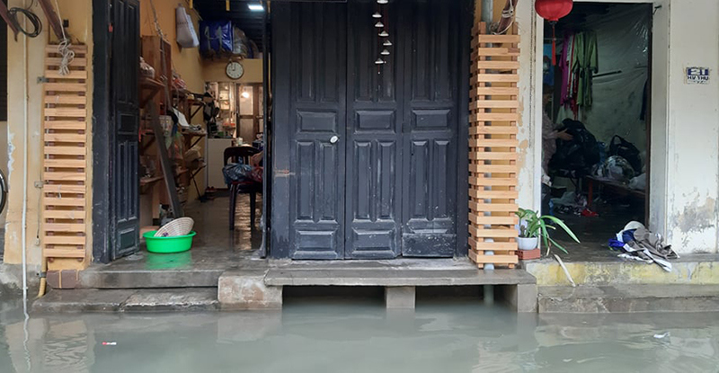 Ảnh: Nhiều nơi ở Đà Nẵng, Quảng Nam ngập sâu trong nước - Ảnh 10