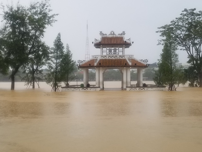Mưa lớn kéo dài, nhiều khu vực tại Thừa Thiên Huế vẫn bị cô lập - Ảnh 2