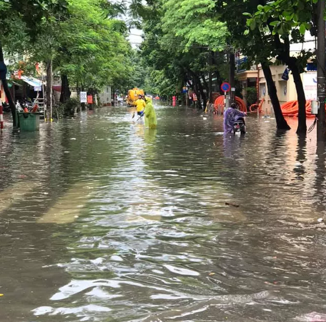 Sau trận mưa lớn, Hà Nội ngập sâu tại một số khu vực nội thành - Ảnh 5