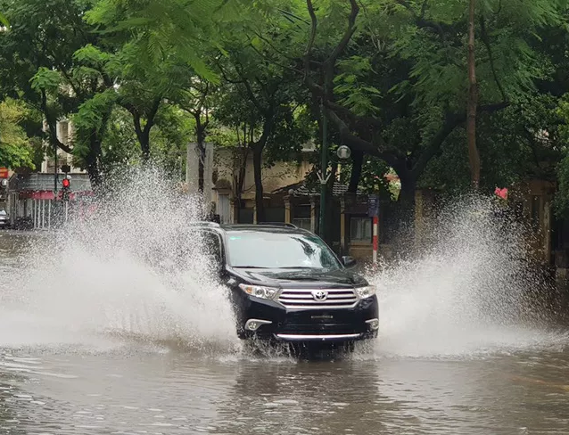 Sau trận mưa lớn, Hà Nội ngập sâu tại một số khu vực nội thành - Ảnh 6