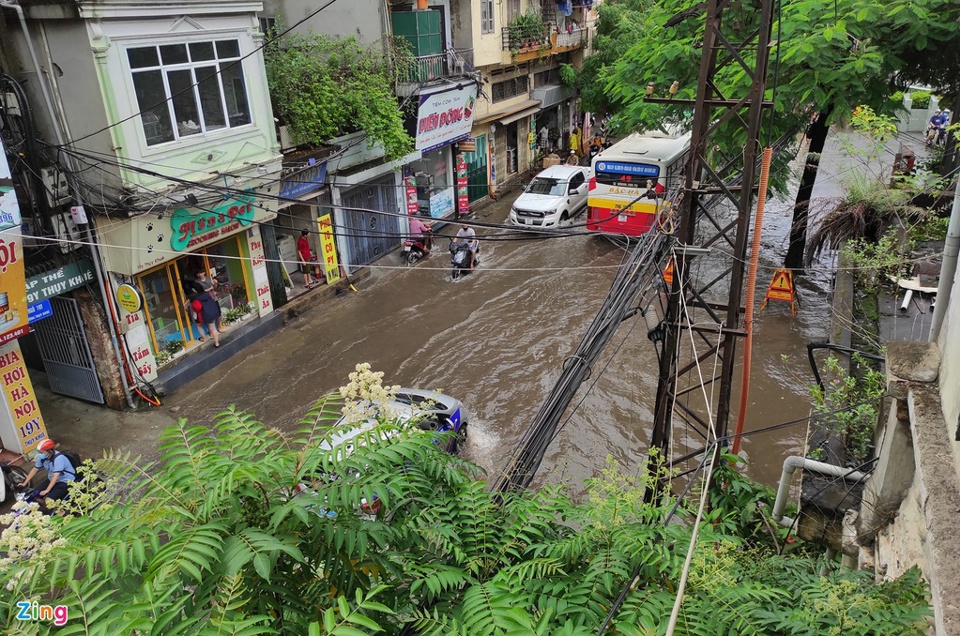 Sau trận mưa lớn, Hà Nội ngập sâu tại một số khu vực nội thành - Ảnh 22