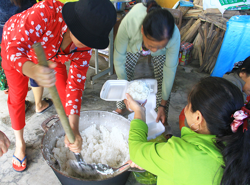 Người dân Huế góp gạo, nấu cơm tiếp sức lực lượng cứu hộ ở Rào Trăng 3 - Ảnh 2