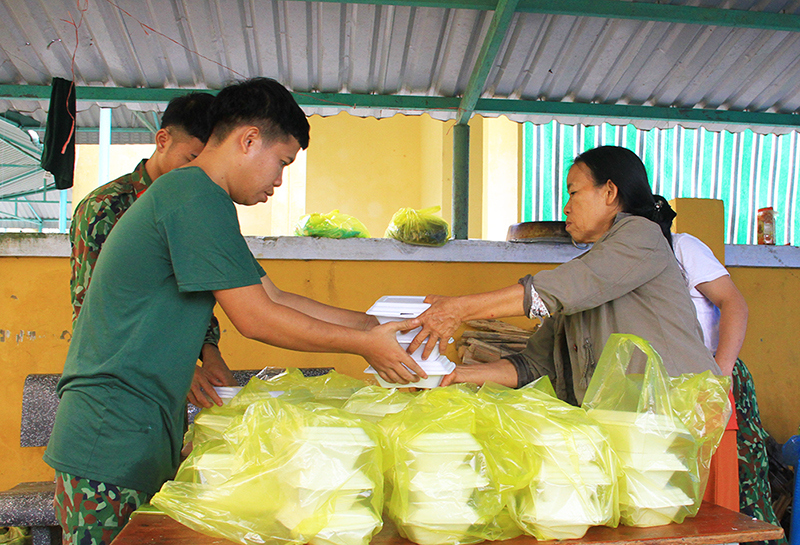 Người dân Huế góp gạo, nấu cơm tiếp sức lực lượng cứu hộ ở Rào Trăng 3 - Ảnh 9