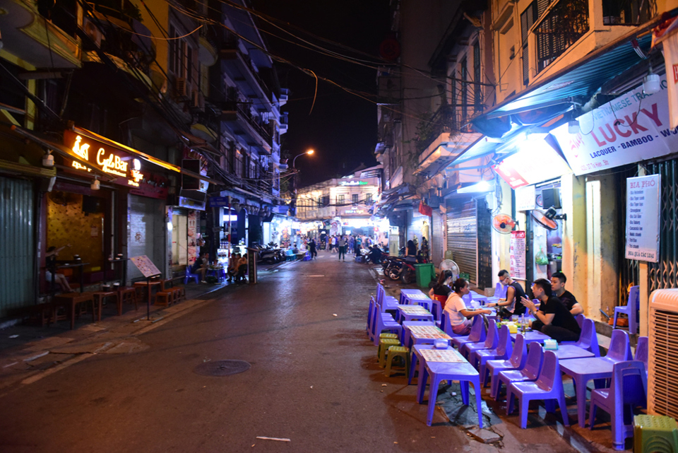 Hà Nội: Hàng quán phố cổ trước và sau khi đóng cửa lúc nửa đêm phòng chống Covid-19 - Ảnh 16