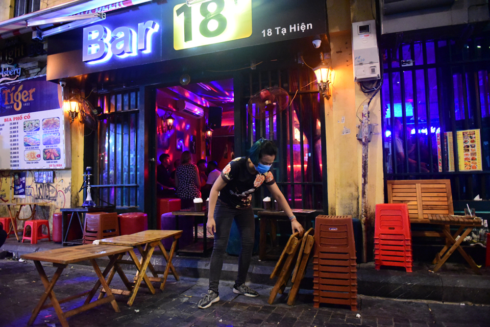 Hà Nội: Hàng quán phố cổ trước và sau khi đóng cửa lúc nửa đêm phòng chống Covid-19 - Ảnh 14