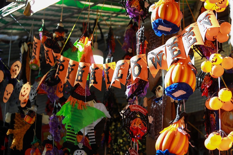 Hà Nội: Phố Hàng Mã ngập tràn đồ chơi kinh dị trước thềm Halloween - Ảnh 2