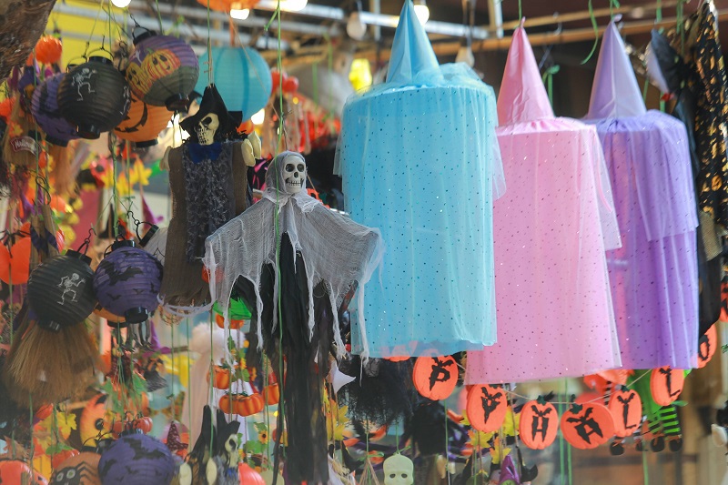 Hà Nội: Phố Hàng Mã ngập tràn đồ chơi kinh dị trước thềm Halloween - Ảnh 9