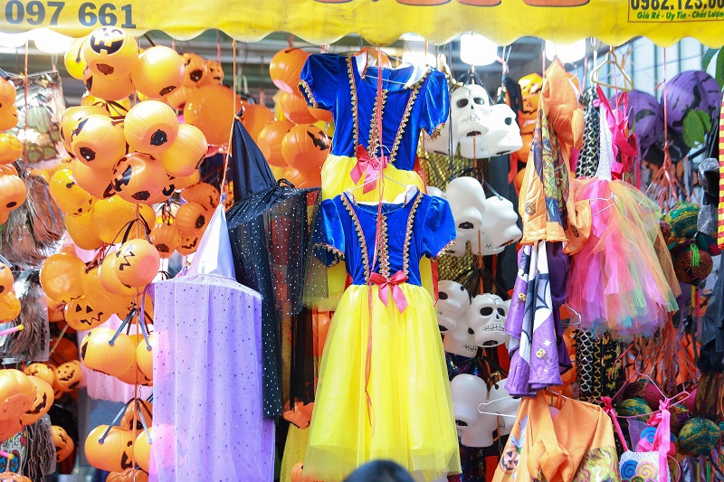 Hà Nội: Phố Hàng Mã ngập tràn đồ chơi kinh dị trước thềm Halloween - Ảnh 13