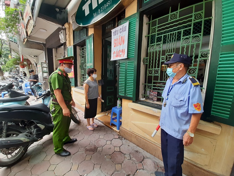 Quận Hai Bà Trưng: “Dồn lực” kiểm tra, nhắc nhở hộ kinh doanh thực hiện nghiêm Công điện khẩn về phòng chống dịch Covid-19 - Ảnh 9