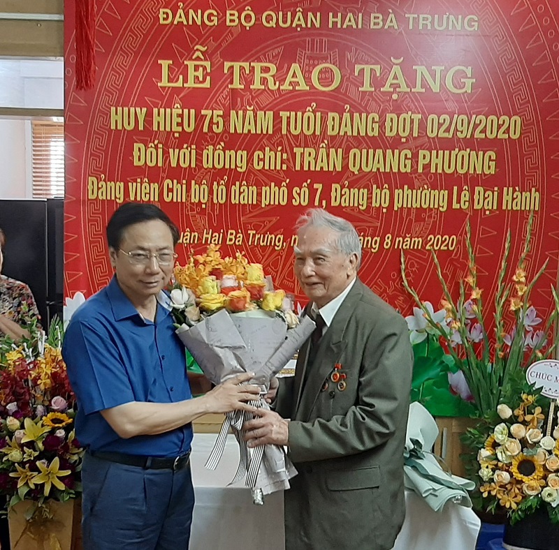 Phó Bí thư Thành ủy Đào Đức Toàn trao Huy hiệu 75 năm tuổi Đảng cho đảng viên lão thành quận Hai Bà Trưng - Ảnh 2
