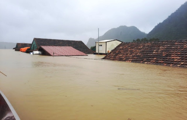 132 người chết và mất tích do mưa lũ, hơn 90.000 người dân miền Trung vẫn đang sơ tán - Ảnh 1