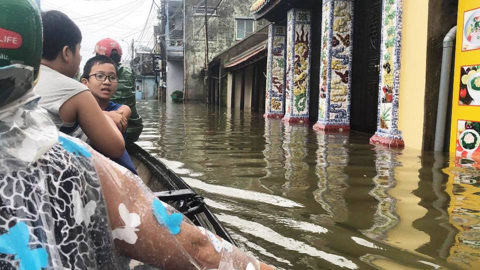 Lũ lụt miền Trung: Lũ vượt mốc lịch sử, 8 người thiệt mạng - Ảnh 19