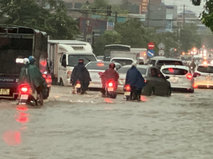 TP Thái Nguyên: Mưa lớn kéo dài khiến nhiều tuyến phố ngập trong biển nước - Ảnh 5