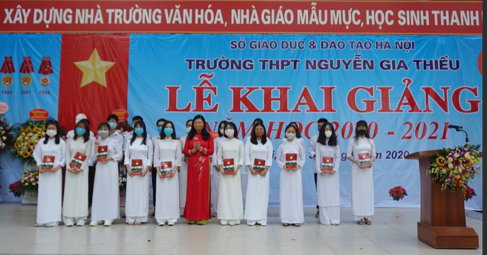 Học sinh trường THPT Nguyễn Gia Thiều hân hoan bước vào năm học mới - Ảnh 1