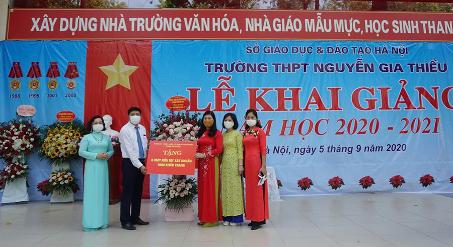 Học sinh trường THPT Nguyễn Gia Thiều hân hoan bước vào năm học mới - Ảnh 2