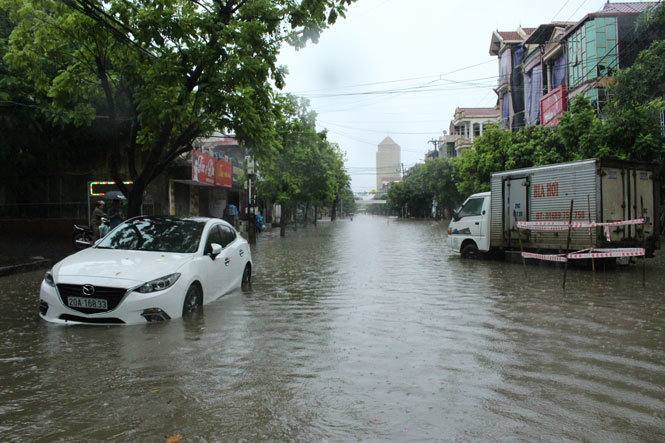 TP Thái Nguyên: Mưa lớn kéo dài khiến nhiều tuyến phố ngập trong biển nước - Ảnh 1
