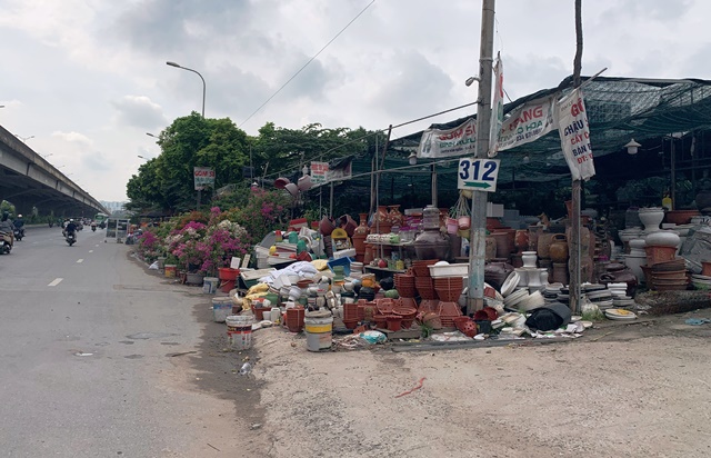 Hà Nội: Vi phạm trật tự đô thị tràn đường Nguyễn Xiển - Ảnh 4