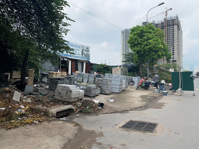 Hà Nội: Vi phạm trật tự đô thị tràn đường Nguyễn Xiển - Ảnh 3