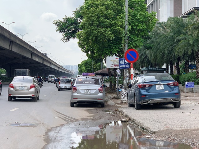 Hà Nội: Vi phạm trật tự đô thị tràn đường Nguyễn Xiển - Ảnh 1