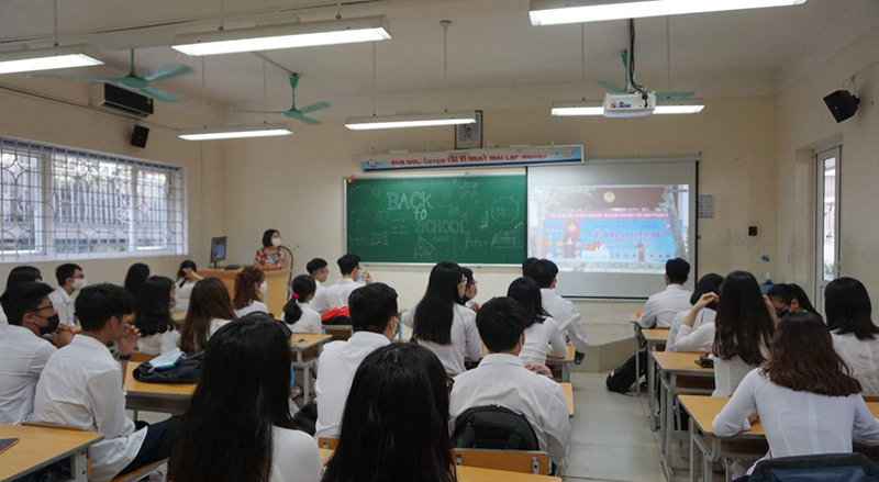 Học sinh trường THPT Nguyễn Gia Thiều hân hoan bước vào năm học mới - Ảnh 3