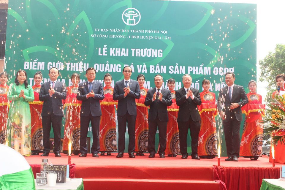 Khai trương điểm giới thiệu, quảng bá sản phẩm OCOP tại làng nghề Bát Tràng - Ảnh 1