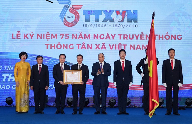 Thủ tướng: Thế hệ tiếp nối của TTXVN phải viết tiếp ‘biên niên sử’ báo chí về dân tộc Việt Nam - Ảnh 2