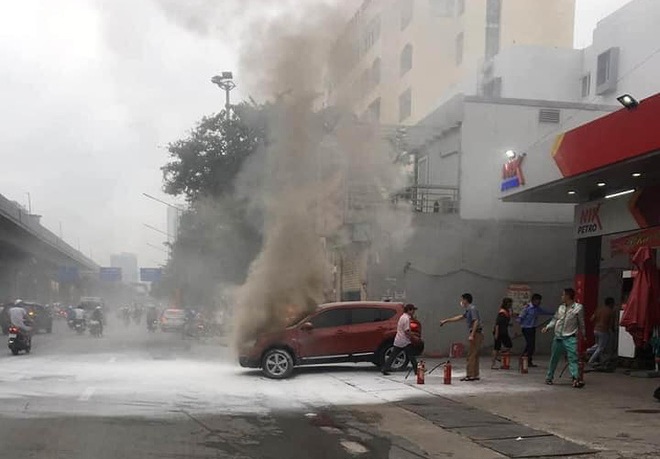 Hà Nội: Vào đổ xăng, ô tô Nissan bất ngờ cháy dữ dội - Ảnh 2