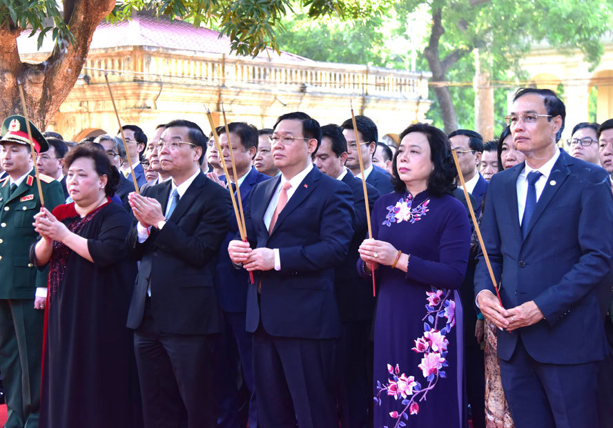 Dâng hương tưởng niệm các vị liệt tổ, liệt tông, Chủ tịch Hồ Chí Minh và các Anh hùng liệt sỹ - Ảnh 1