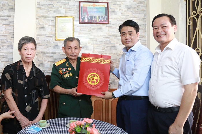 Chủ tịch UBND TP Hà Nội Nguyễn Đức Chung thăm, tặng quà gia đình chính sách - Ảnh 1