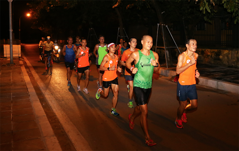 Chạy theo cung đường VPBank Hanoi Marathon ASEAN, thấy một Hà Nội lãng mạn đêm thu - Ảnh 1