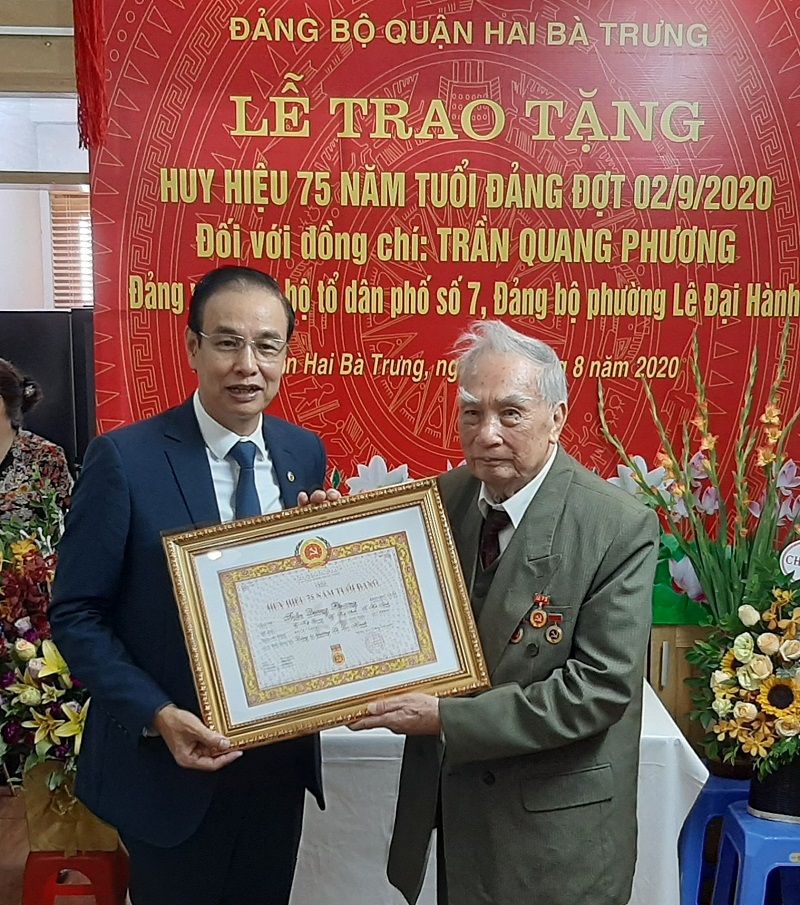 Phó Bí thư Thành ủy Đào Đức Toàn trao Huy hiệu 75 năm tuổi Đảng cho đảng viên lão thành quận Hai Bà Trưng - Ảnh 1