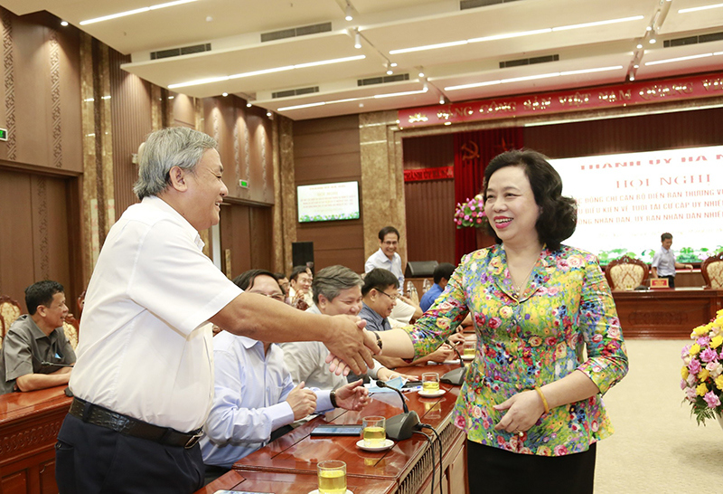 Thành ủy Hà Nội gặp mặt 78 cán bộ không đủ tuổi tái cử cấp ủy, chính quyền nhiệm kỳ mới - Ảnh 2