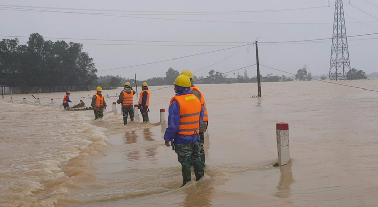 PC Hà Tĩnh: Nỗ lực cấp điện trở lại cho bà con nhân dân sau mưa lũ - Ảnh 5