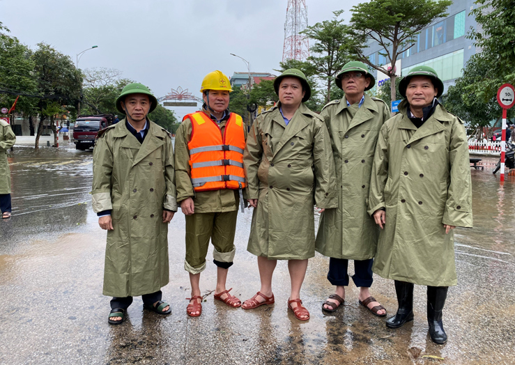PC Hà Tĩnh: Nỗ lực cấp điện trở lại cho bà con nhân dân sau mưa lũ - Ảnh 1