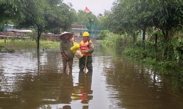 PC Hà Tĩnh: Nỗ lực cấp điện trở lại cho bà con nhân dân sau mưa lũ - Ảnh 10