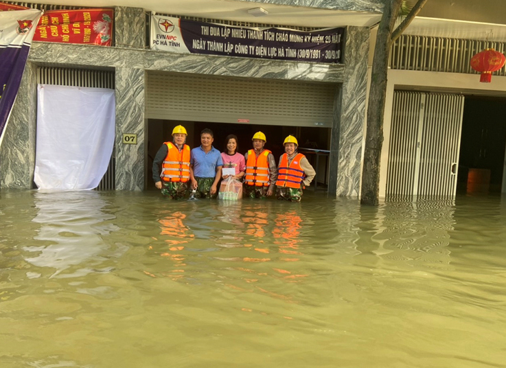 PC Hà Tĩnh: Nỗ lực cấp điện trở lại cho bà con nhân dân sau mưa lũ - Ảnh 12