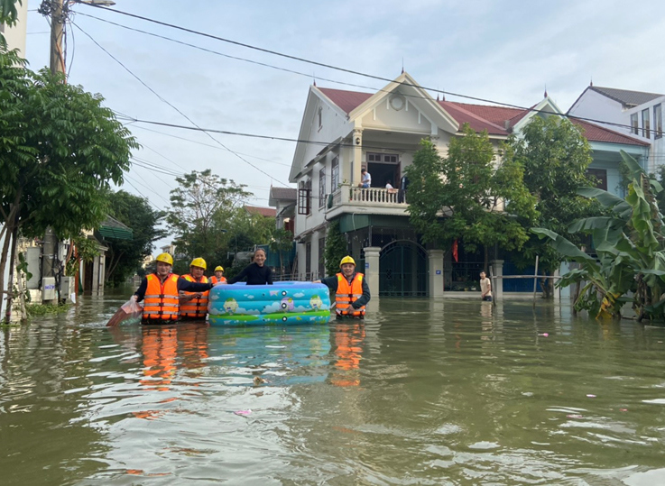 PC Hà Tĩnh: Nỗ lực cấp điện trở lại cho bà con nhân dân sau mưa lũ - Ảnh 11
