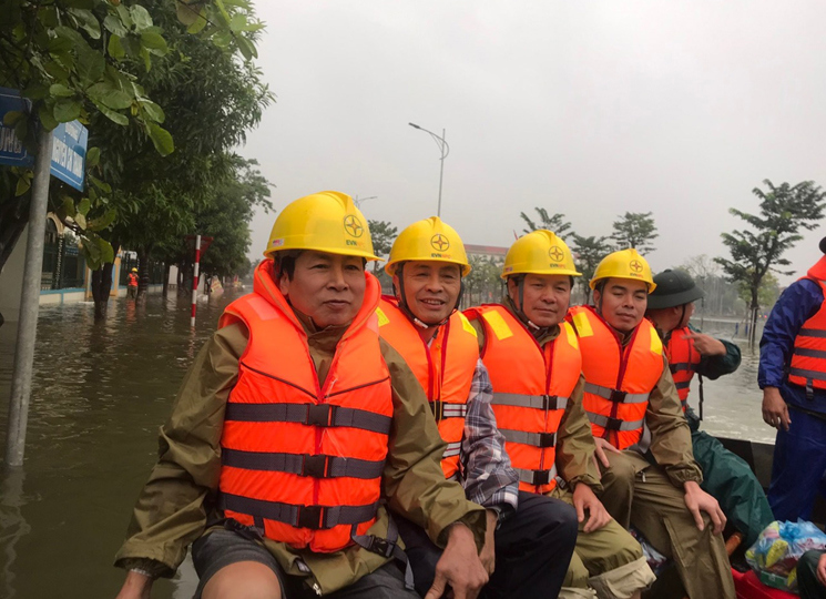 PC Hà Tĩnh: Nỗ lực cấp điện trở lại cho bà con nhân dân sau mưa lũ - Ảnh 2